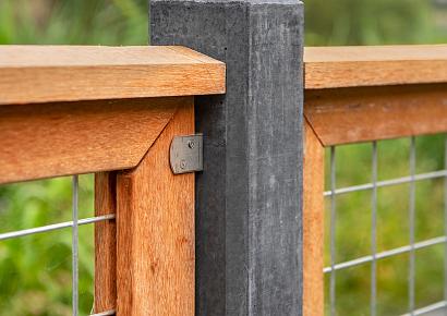 Afdeklat piramide 180cm (3-planks) hardhout voor recht scherm