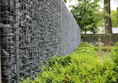 <p>Bent u op zoek naar een unieke en duurzame afscheiding voor uw tuin? Dan zijn steenkorven en grindschuttingen wellicht iets voor u. Deze tijdloze elementen combineren een robuuste uitstraling met een natuurlijke charme.</p>

<p><strong>Wat zijn de voordelen van steenkorven en grindschuttingen?</strong></p>

<ul>
	<li><strong>Duurzaamheid:</strong> Steenkorven en grindschuttingen zijn gemaakt van hoogwaardig materiaal en gaan jarenlang mee. Ze zijn bestand tegen alle weersomstandigheden en vragen weinig onderhoud.</li>
	<li><strong>Veelzijdigheid:</strong> Door de verschillende soorten stenen en de mogelijkheid om de hoogte en vorm aan te passen, zijn er talloze mogelijkheden om een schutting te creëren die perfect bij uw tuin past.</li>
	<li><strong>Onderhoudsvriendelijk:</strong> In tegenstelling tot houten schuttingen hoeven steenkorven en grindschuttingen niet geschilderd of behandeld te worden.</li>
	<li><strong>Privacy:</strong> Steenkorven en grindschuttingen bieden veel privacy. Ze zijn ondoorzichtig en creëren een gevoel van rust in uw tuin.</li>
</ul>

<p><strong>Belangrijk:</strong> Omdat wij in maatwerk leveren, zijn steenkorven en grindschuttingen alleen op aanvraag verkrijgbaar. Neem gerust contact met ons op voor een vrijblijvende offerte en advies.</p>
