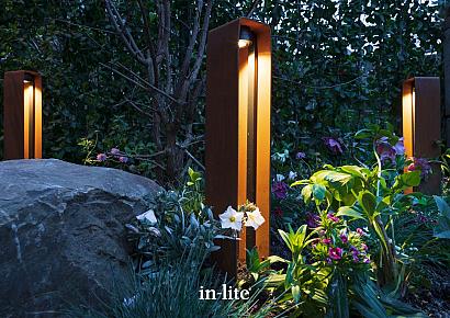 <p>Bent u op zoek naar een manier om uw tuin 's avonds tot leven te brengen? Met In-lite transformeert u uw buitenruimte moeiteloos in een sfeervolle plek. Dit innovatieve verlichtingssysteem biedt talloze voordelen:</p>

<ul>
	<li><strong>Eenvoudig te installeren:</strong> Het plug-and-play systeem van In-lite maakt installatie een fluitje van een cent. Zelfs als u geen ervaren doe-het-zelver bent, kunt u uw tuin verlichten.</li>
	<li><strong>Veilig in gebruik:</strong> In-lite werkt op laagspanning (12 volt), waardoor het veilig is voor zowel kinderen als huisdieren.</li>
	<li><strong>Energiezuinig:</strong> De LED-verlichting van In-lite is niet alleen duurzaam, maar ook energiezuinig.</li>
	<li><strong>Flexibel:</strong> Met een uitgebreid assortiment aan armaturen en accessoires kunt u uw tuin op talloze manieren verlichten. Van subtiele accentverlichting tot sfeervolle padverlichting, de mogelijkheden zijn eindeloos.</li>
	<li><strong>Slimme bediening:</strong> Bedien uw tuinverlichting eenvoudig via de In-lite app. Creëer verschillende lichtscènes voor elke gelegenheid.</li>
</ul>
