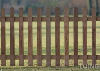 <p>Een tuinhek is meer dan alleen een afscheiding tussen uw tuin en die van uw buren. Het is een belangrijk element dat bijdraagt aan de uitstraling van uw buitenruimte. Maar wat zijn nu eigenlijk de voordelen van een tuinhek?</p>

<ul>
	<li><strong>Veiligheid:</strong> Een hekwerk zorgt voor een veilig gevoel. Het houdt ongewenste bezoekers buiten en biedt bescherming aan uw kinderen en huisdieren.</li>
	<li><strong>Afbakening:</strong> Een tuinhek geeft uw tuin een duidelijke vorm en structuur. Het scheidt uw tuin van de rest van de omgeving en zorgt voor een nette uitstraling.</li>
	<li><strong>Privacy:</strong> Een tuinhek zorgt ervoor dat u ongestoord kunt genieten van uw tuin.</li>
</ul>
