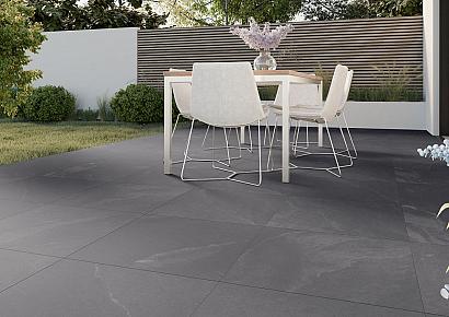 <p>Keramische tegels zijn een tijdloze en veelzijdige keuze voor uw tuin. Ze zijn duurzaam, gemakkelijk schoon te maken en verkrijgbaar in talloze kleuren en designs.</p>

<p><strong>Waarom kiezen voor keramische tegels?</strong></p>

<ul>
	<li><strong>Duurzaamheid: </strong>Keramische tegels zijn krasvast en kleurvast, zo gaan ze jarenlang mee.</li>
	<li><strong>Onderhoudsvriendelijk:</strong> Keramische tegels zijn makkelijk te onderhouden, u kunt ze gewoon afspuiten met een hogedrukreiniger.</li>
	<li><strong>Geen kalkuitbloei:</strong> Keramische tegels zijn niet gevoelig voor kalkuitbloei, waardoor uw tegels er langer mooi uitzien.</li>
	<li><strong>Veelzijdig:</strong> Keramische tegels zijn verkrijgbaar in talloze kleuren, formaten en afwerkingen, waardoor ze passen bij elke stijl.</li>
	<li><strong>Vorstbestendig:</strong> Al onze keramische tegels zijn vorstbestendig, zo kunt u met een gerust hart de winter door!</li>
</ul>

