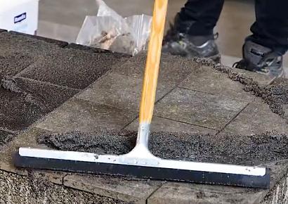 <p>Ontdek de kracht van een perfecte afwerking met <strong>Varistone</strong> en <strong>Romfix</strong>. Met deze twee topmerken haal je alles in huis voor een strak, duurzaam en professioneel eindresultaat in iedere tuin.</p>

<p>Of het nu gaat om lijmen, mortels of voegmiddelen: <strong>Varistone</strong> staat bekend om zijn brede assortiment en betrouwbare kwaliteit voor iedere klus.<br />
In combinatie met het hoogwaardige voegmortel van <strong>Romfix</strong>, zoals de Easy Fijn en de Pro&nbsp;ben je verzekerd van sterke, waterdoorlatende voegen die lang mooi blijven.</p>

<p>Waarom kiezen voor Varistone en Romfix?</p>

<p><strong>Sterk en duurzaam:</strong> Bestand tegen weer, belasting en intensief gebruik<br />
<strong>Makkelijk te verwerken:</strong> Tijdbesparend en gebruiksvriendelijk<br />
<strong>Professioneel resultaat:</strong> Strakke afwerking waar je jaren van geniet<br />
<strong>Complete oplossing:</strong> Alles wat je nodig hebt voor een hoogwaardige tuinafwerking</p>

<p>Met Varistone en Romfix kies je voor zekerheid, kwaliteit en een tuin die er &eacute;cht strak bij ligt.</p>
