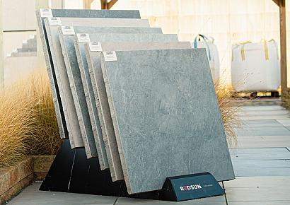 <p>In ons brede assortiment is er een ruime keuze aan tegels om uw terras of oprit mee te bestraten. Gaat u voor een keramische tegel, een betontegel of voor gebakken bestrating. Ons assortiment bied het allemaal! Wij leveren tegels voor elk segment, van goedkope terrastegels tot luxe tuintegels. Kom gerust eens langs in onze showtuin om al onze bestrating te bekijken.</p>
