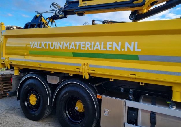 Nieuwe vrachtwagen Scania met autolaadkraan